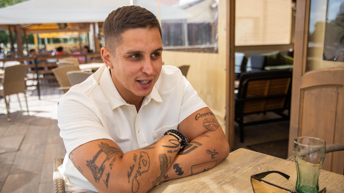 „Ez azoknak szól, akik sokat csalódtak” – Aurelio ruhamárkája fontos üzenetet közvetít