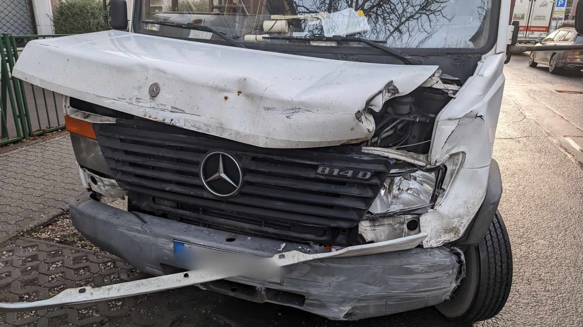 Sínekre csapódott a kocsi a XI. kerületben