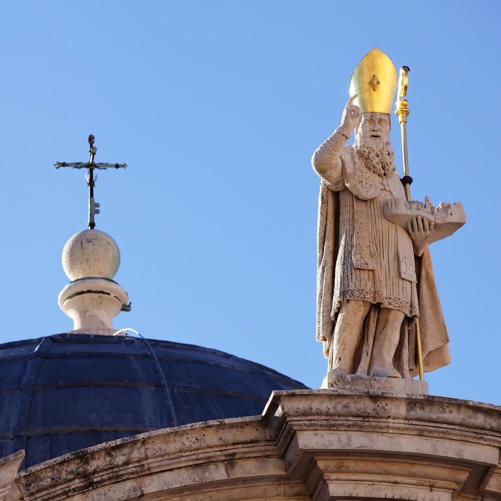A,Cross,And,Sculpture,Of,St.,Blasius,(sveti,Vlaho),Atop Szent Balázs