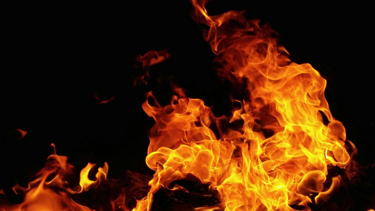 Hajnali horror: teljesen beborították a lángok a budapesti lakóházat, borzasztó, ami történt.