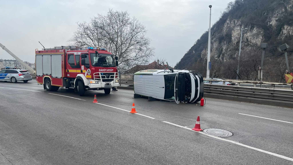 Felborult egy furgon az Erzsébet hídon