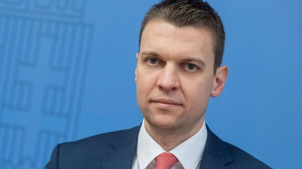 Menczer Tamás: Brüsszel Péter mentegeti a pedofilokat mentegető haverját