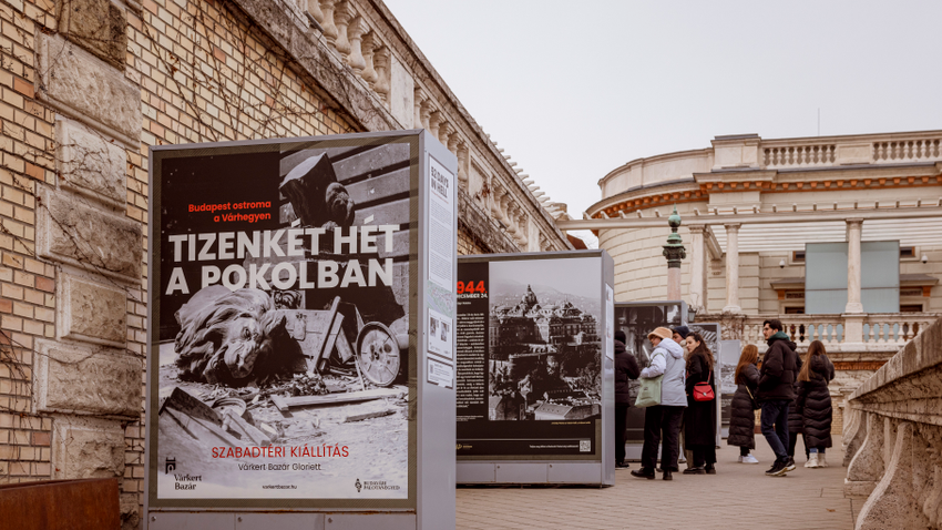 Budapest ostroma 1944 végén és 1945 elején súlyos következményekkel járt a város lakói számára.  „Tizenkét hét a pokolban – Budapest ostroma a Várhegyen” című című kiállítás ezt az időszakot mutatja be. 

A képeken szereplők:

Madaras Bence, a Várkapitányság vezérigazgatója
dr. Almássy Kornél, a Magyar Építészeti Múzeum és Műemlékvédelmi Dokumentációs Központ igazgatója
Hingyi Lászlóné, budavári lakos, visszaemlékező
dr. Nánay Mihály, az NKE tanárképzésért felelős rektori megbízottja, a Történelemoktatók Szakmai Egyesületének elnöke
 

 
