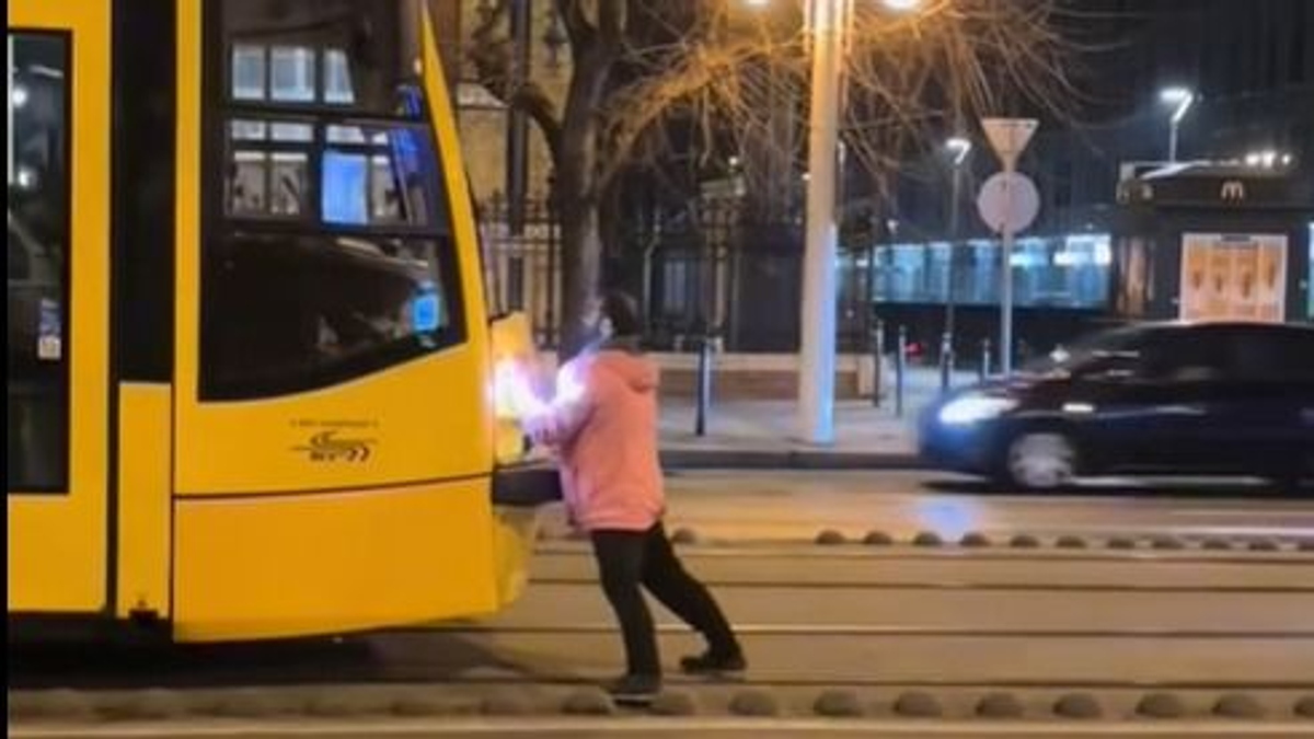 Kézzel akarta eltolni a villamost egy férfi