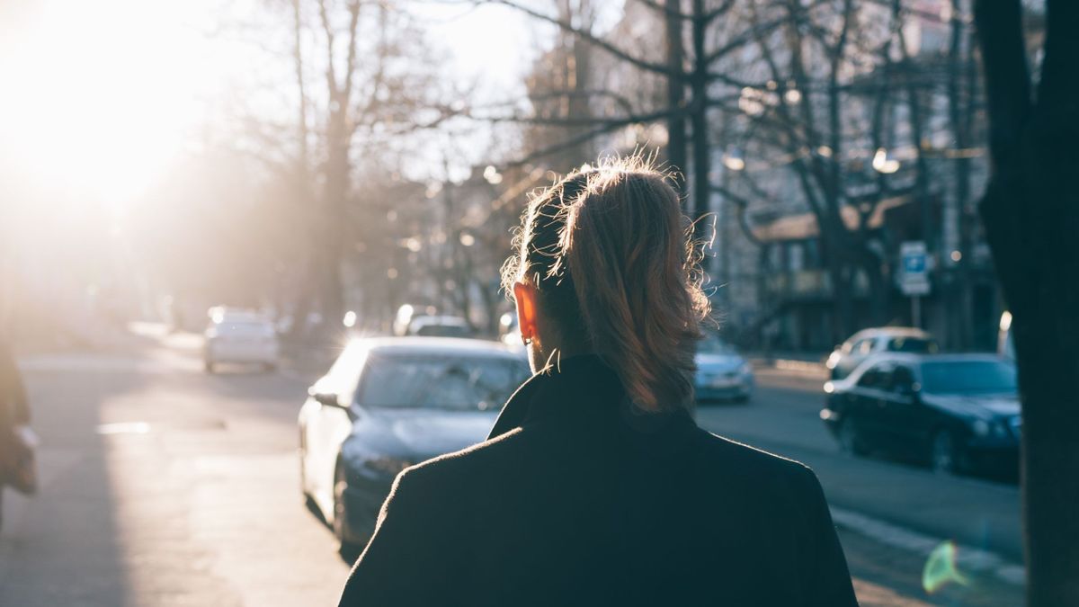 Rear,View,Of,Young,Woman,Wearing,Black,Coat,Walking,Down
időjárás, napsütés, melegedés, tél, tavasz, 