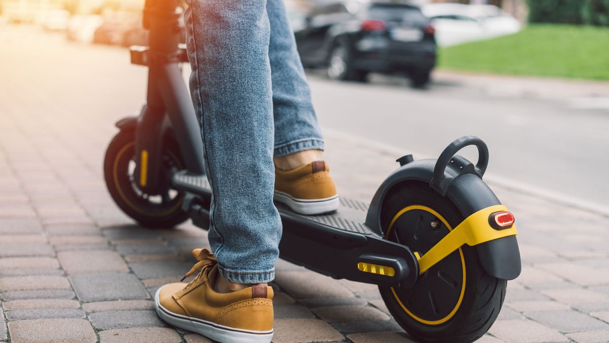 Close,Up,Cropped,Shot,Of,A,Man,Riding,Electro,Scooter, roller, Szentkirályi Alexandra