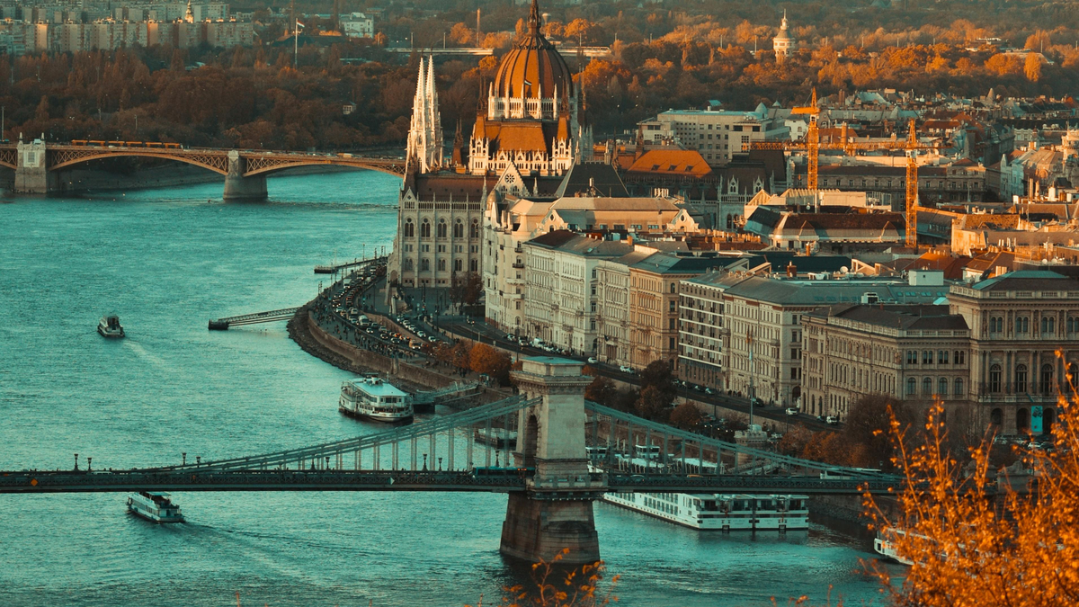 Két helikopter harcolt egymással a Duna felett Budapesten - videó