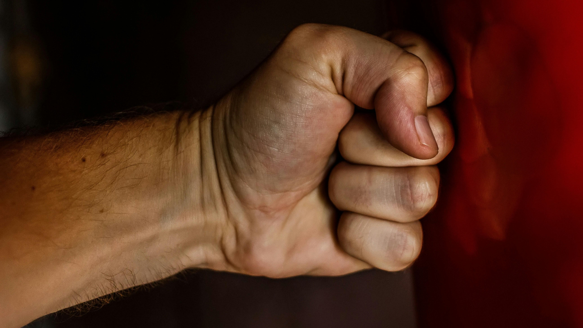 Ököllel verte barátnőjét a szülés után a szülőszobában az agresszív pasi