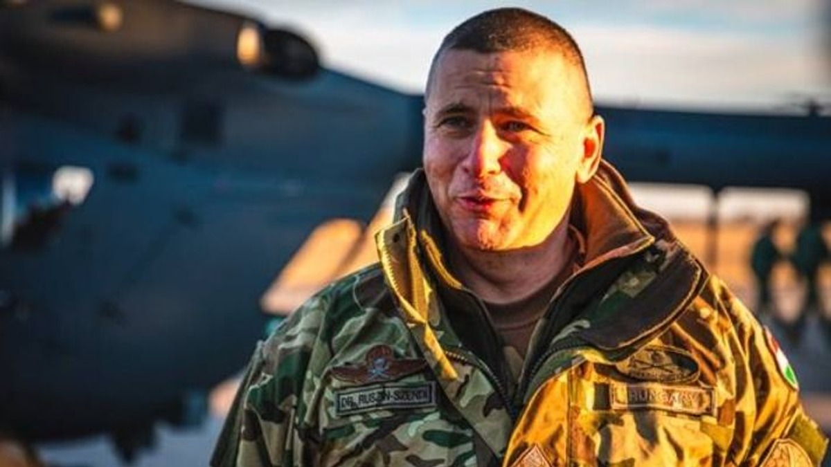 Helikopterrel látogatta feleségét a leváltott vezérkari főnök