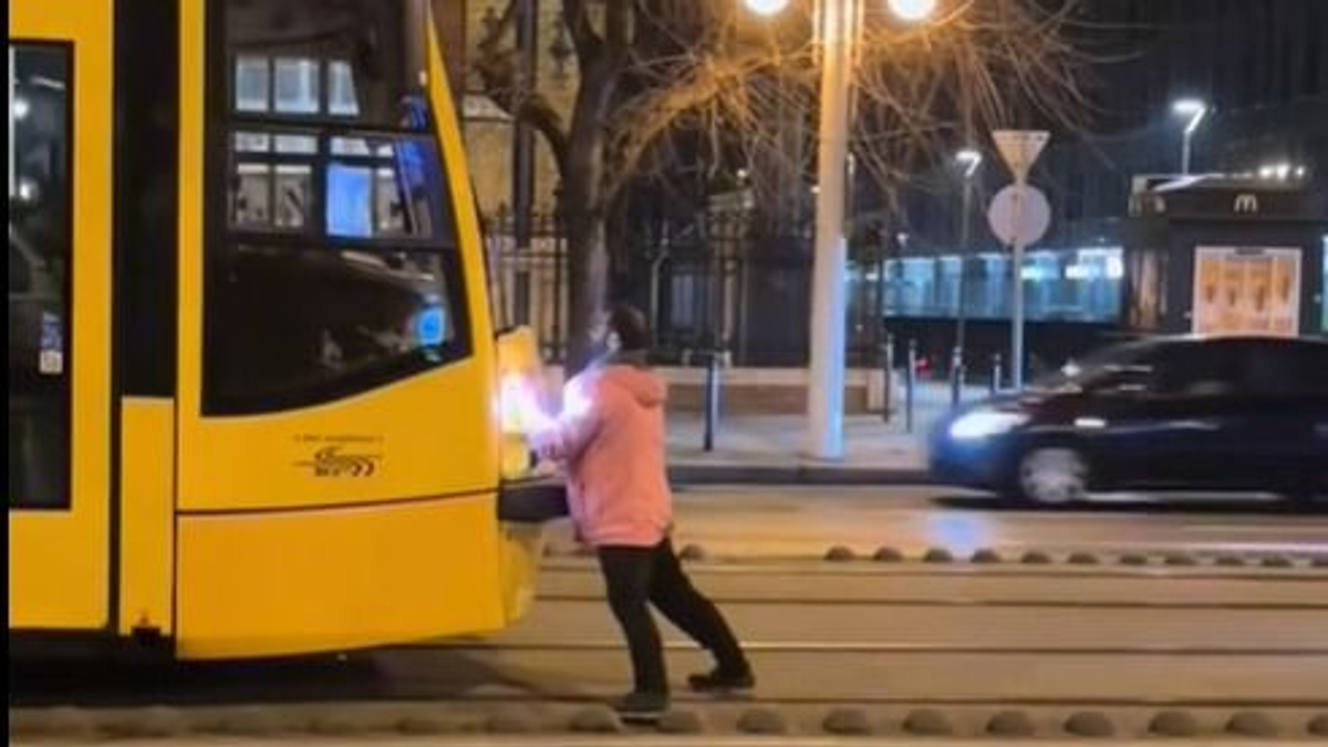 Megpróbálta eltolni a villamost