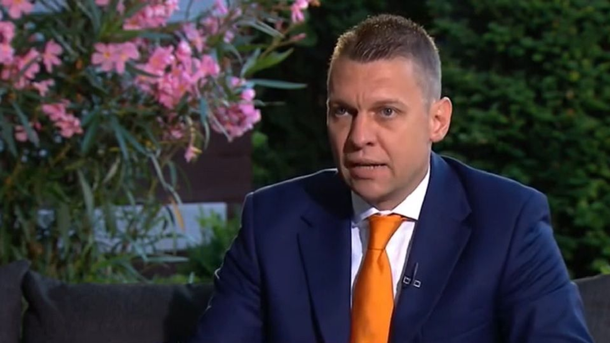 Újabb családnak segítettek Menczer Tamásék