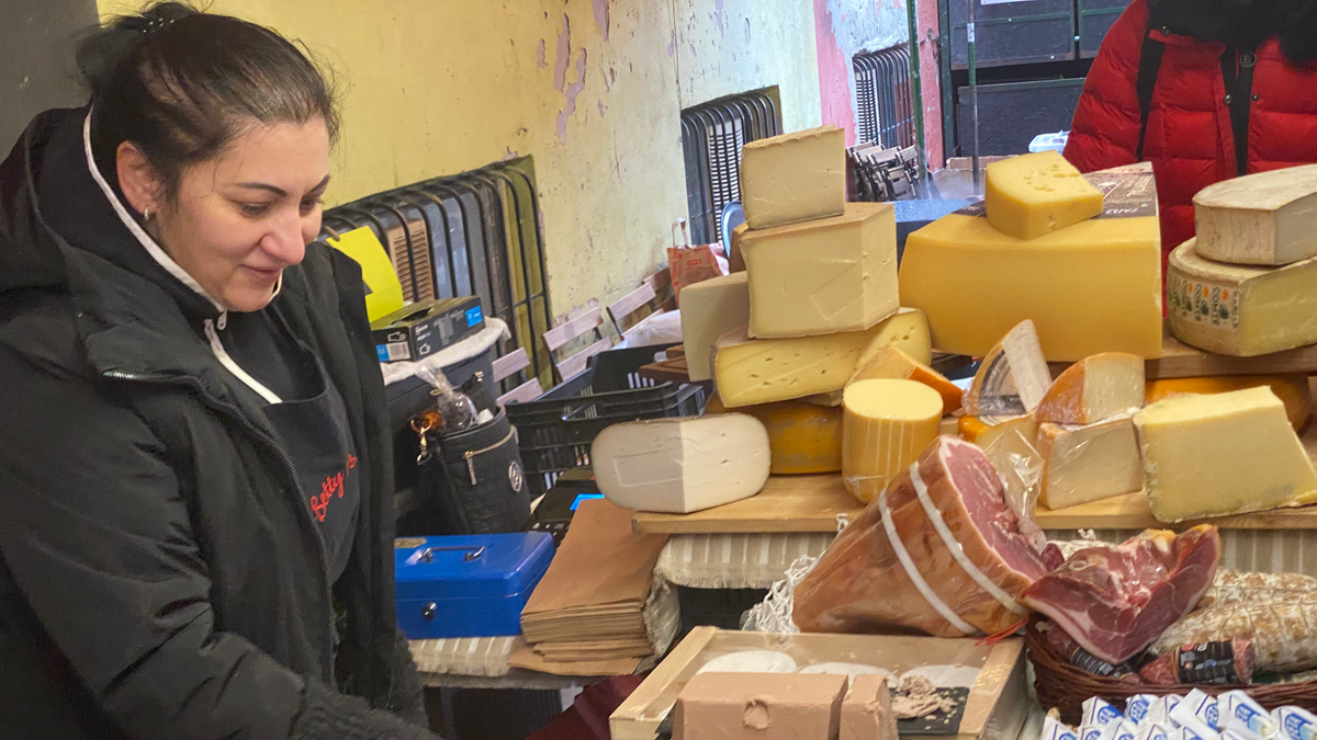 Betty, a sajtos a Pancs Gasztroplaccon árul