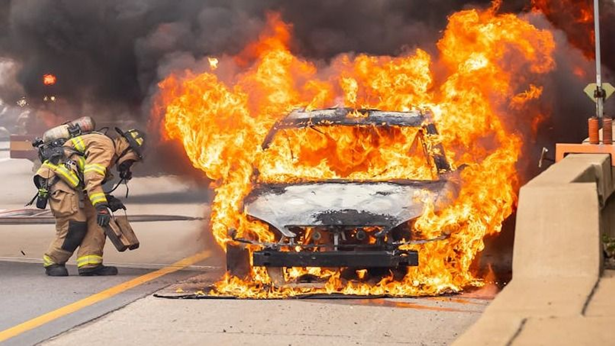 Felrobbant egy Mazda, amit egy pap gyújtott fel –  a rendőrség gyanúja szerint – Videó
