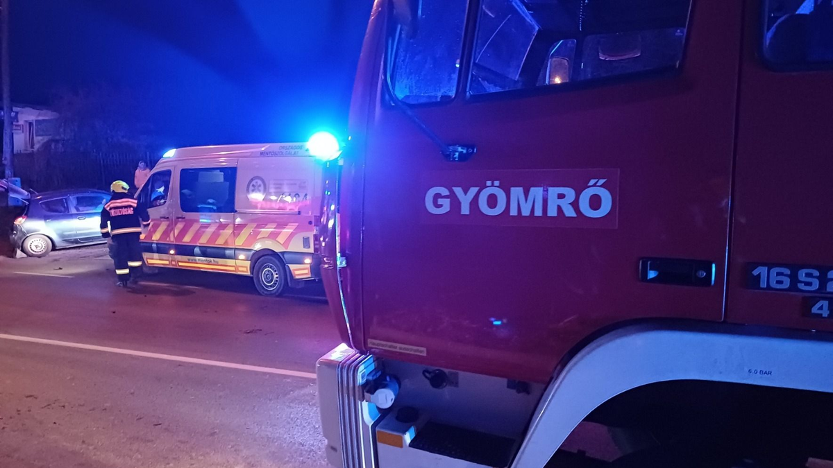 Fejjel lefelé az árokban állt meg egy autó Mendén