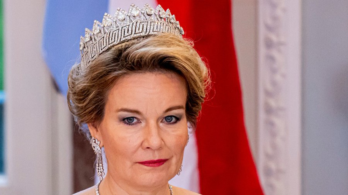 Életveszélybe került a királynő, kényszerleszállást hajtott végre a gépe