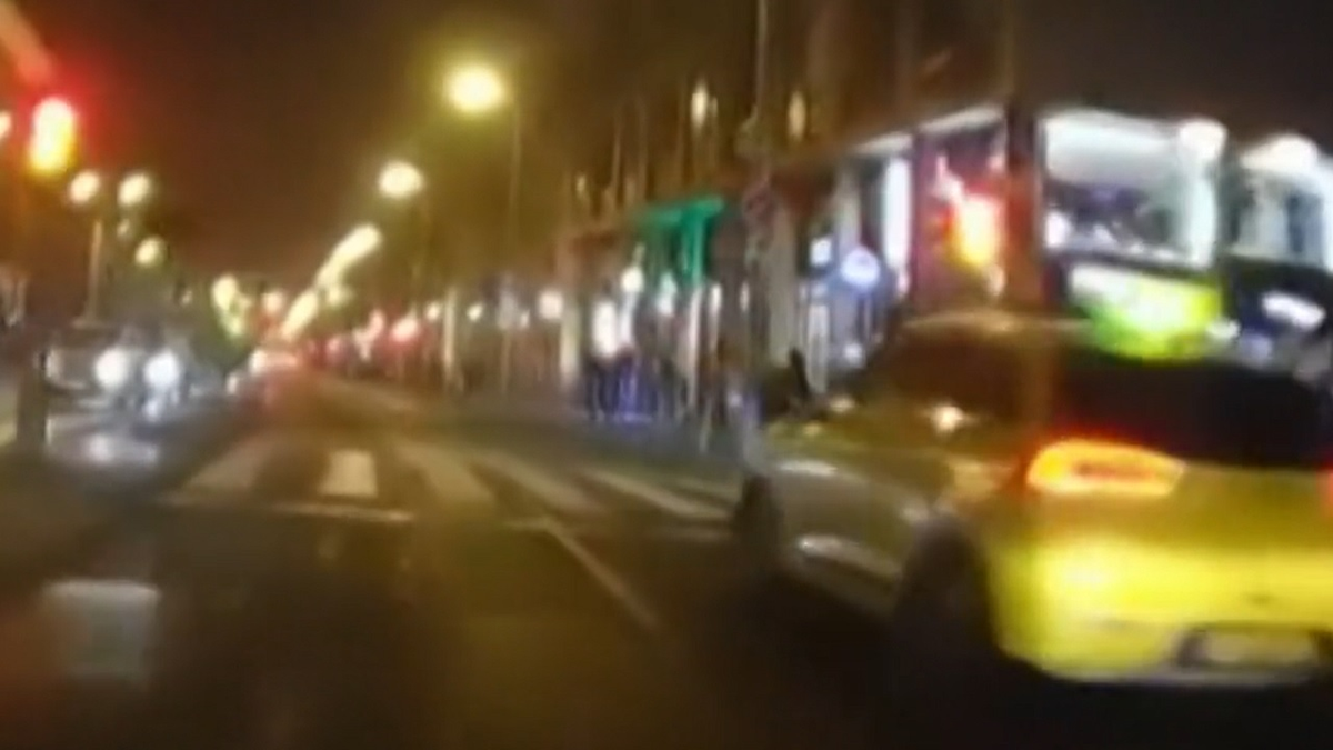 Sokkoló pillanatok: biciklis vágódott a taxis elé Budapesten – Videó