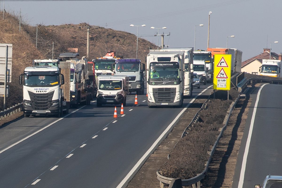 Bedugult az autópálya a Turul pihenőhelynél (3 of 4) M1-es autópálya