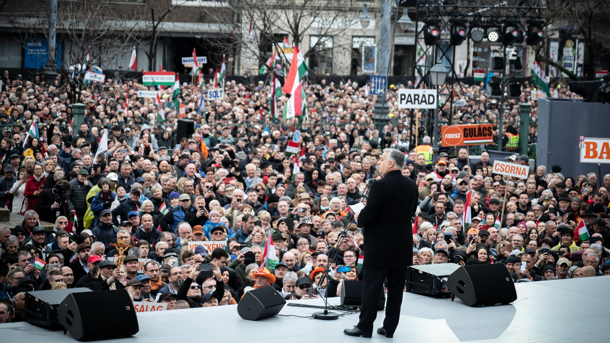 Hátborzongató: zúgott a hajrá, Magyarország a Nemzeti Múzeum előtt