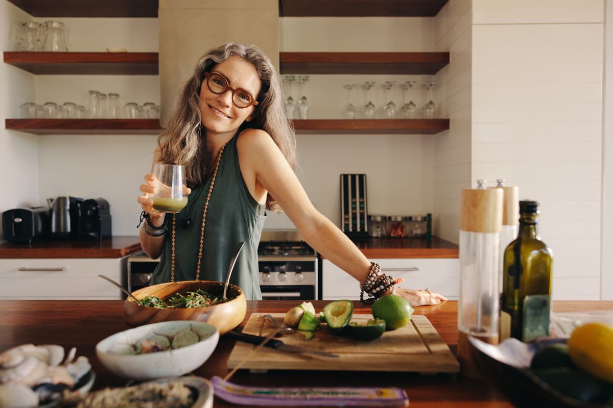 Vegetarian,Woman,Smiling,At,The,Camera,While,Holding,Some,Green
PCOS