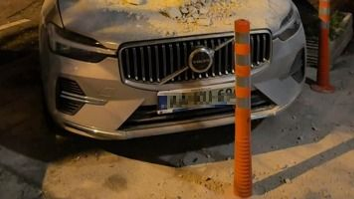 Sokkot kapott a tulajdonos: emiatt tört össze egy drága autó a II. kerületben