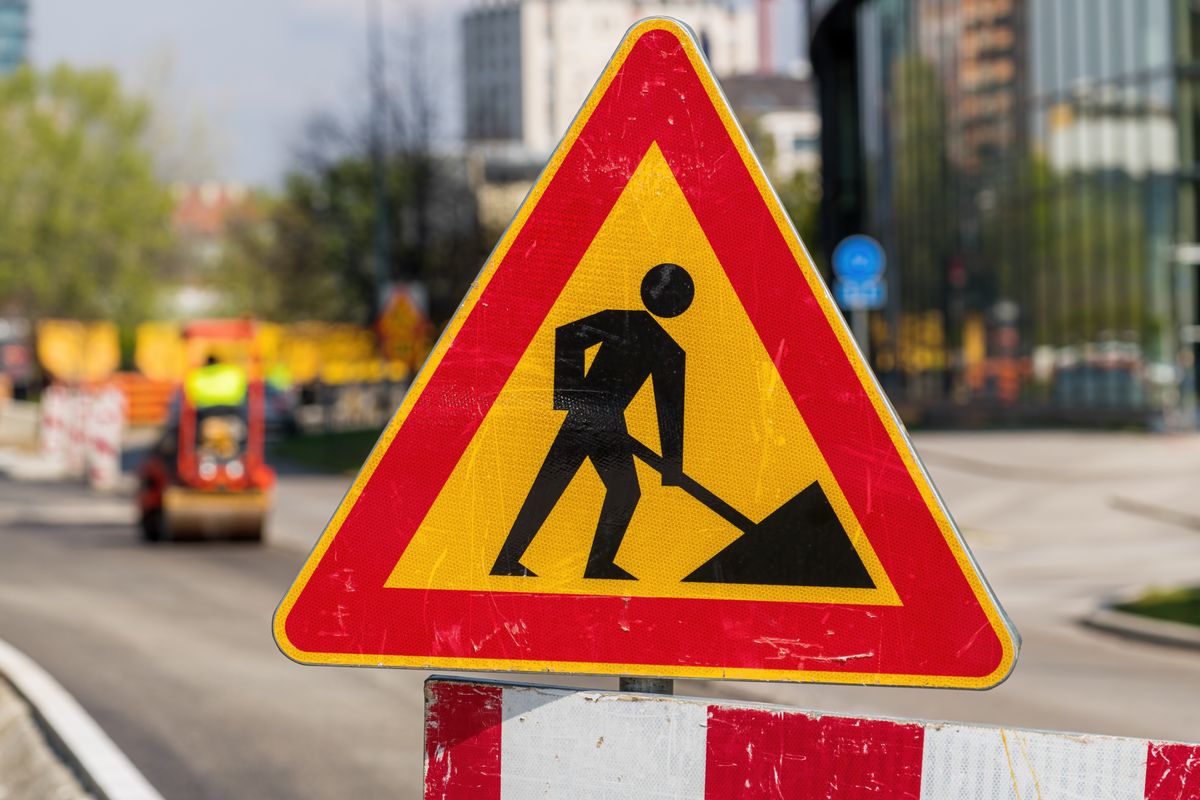 Men,At,Work,Traffic,Sign,At,Road,Maintenance,Project,Construction, felújítás, 