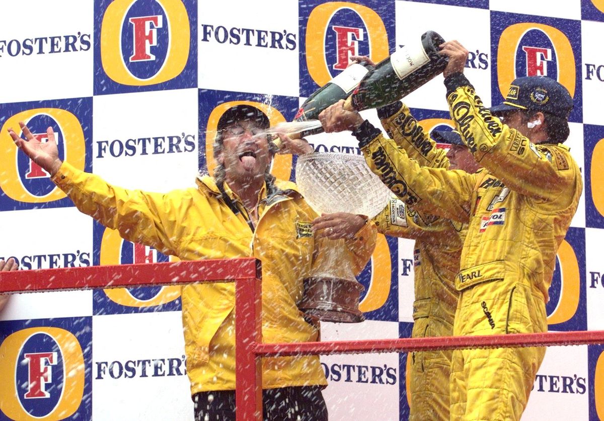 1998, Spa: Ralf Schumacher (jobbra) és Damon Hill pezsgővel locsolták bohém főnöküket, Eddie Jordant