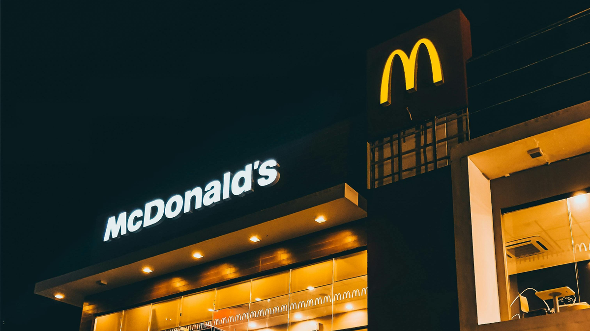 Brutális támadás történt a McDonald’s előtt, felhívást tett közzé a rendőrség