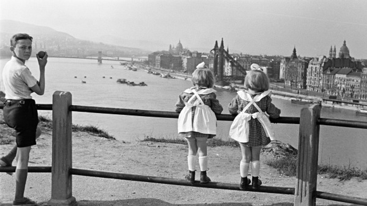 Életképek az 1950-es évekből – Beltéri aulakiállítás
