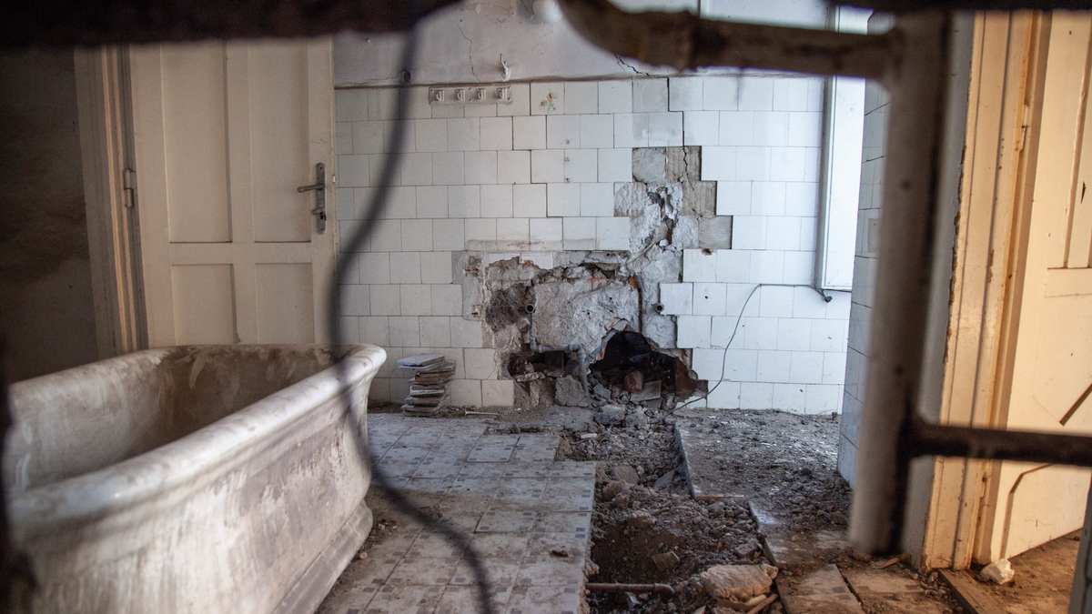 A zuhanyfüggönyt otthagyták, de a kádat kitépték a helyéből – elhagyatott budai villában jártunk – galéria