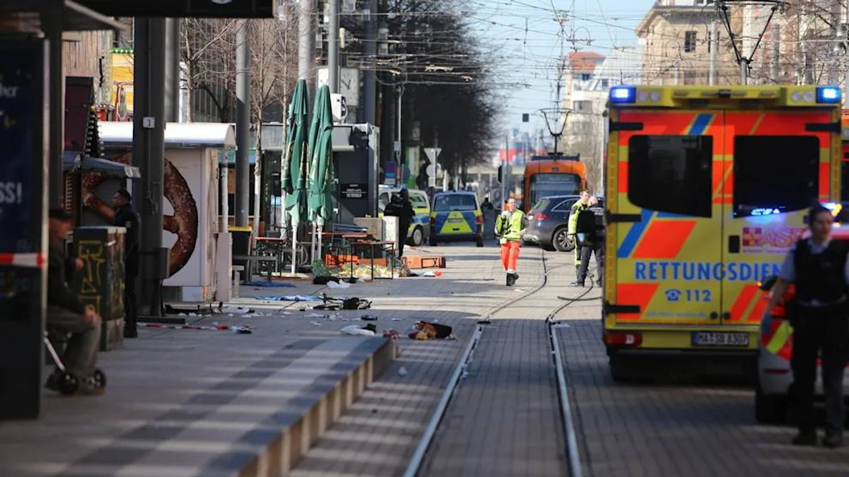 Drámai helyszíni felvételek: tömegbe hajtott egy autós, rengeteg a sérült