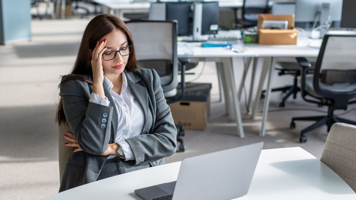 Young,Smiling,Businesswoman,Working,At,The,Laptop,And,Having,Problems