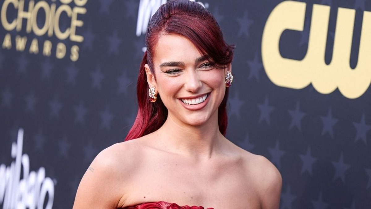 Tűzpiros harisnyában mutatta meg irigylésre méltó alakját Dua Lipa