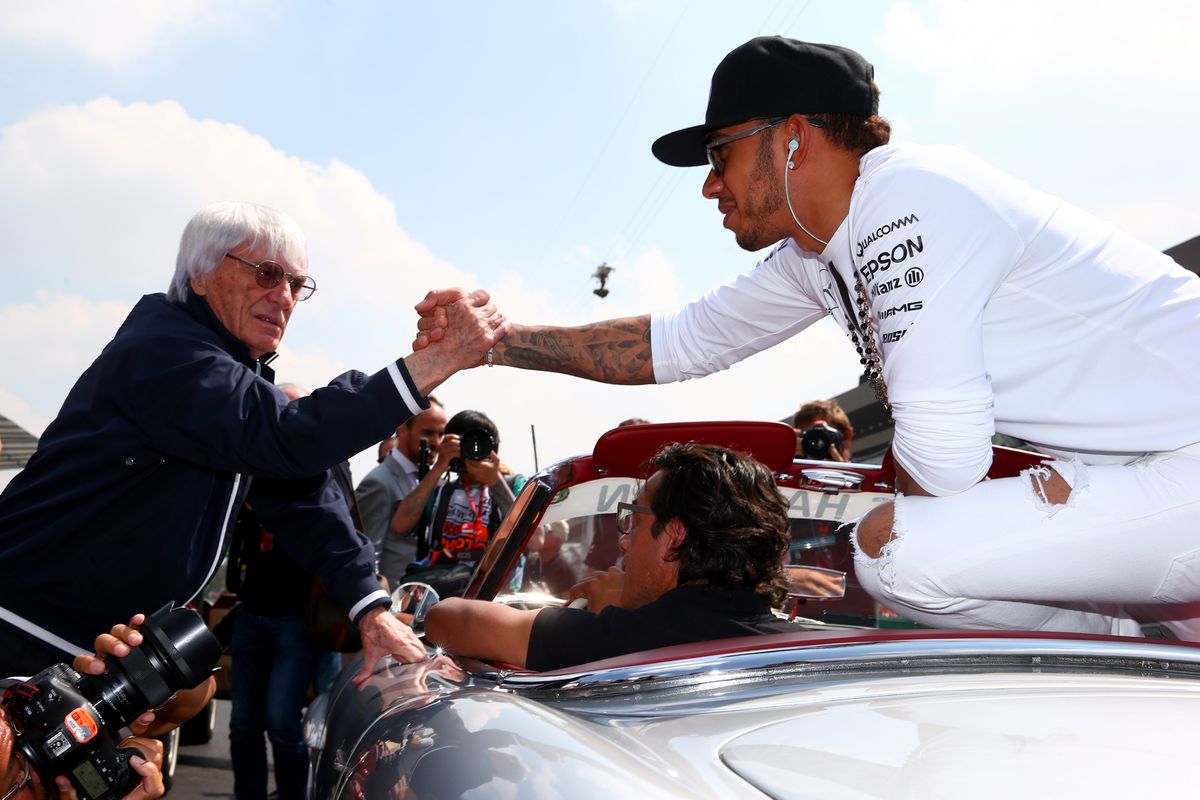 Ecclestone (balra) szerint Hamilton jobban tette volna, ha marad a Mercedesnél és nem kockáztat a Ferrarival