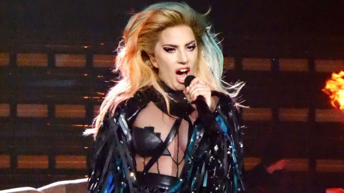 Lady Gaga koncertje alatt zuhant le rajongói előtt - videó
