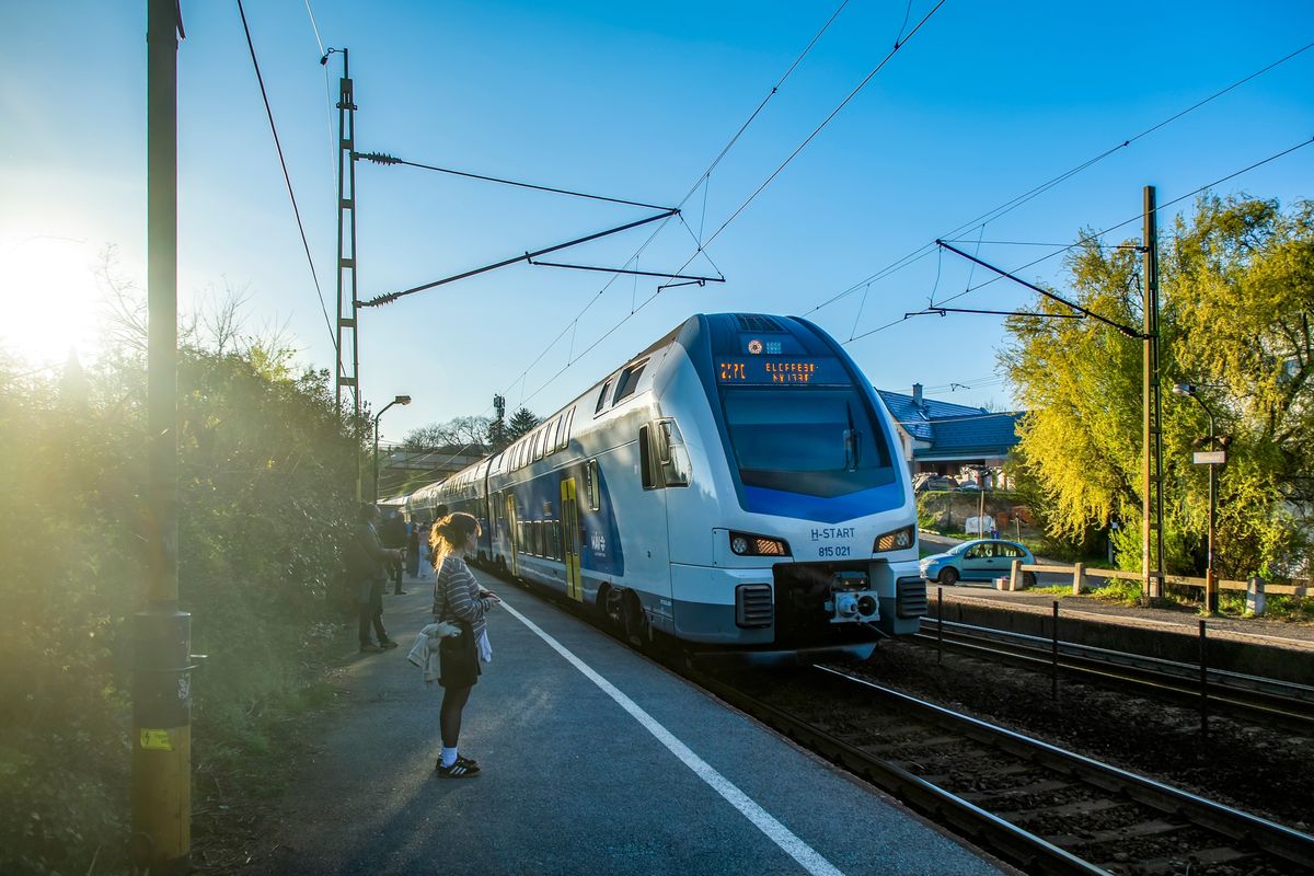 Kismaros,,Hungary,April,04,,2025,Passengers,Wait,Along,The,Narrow