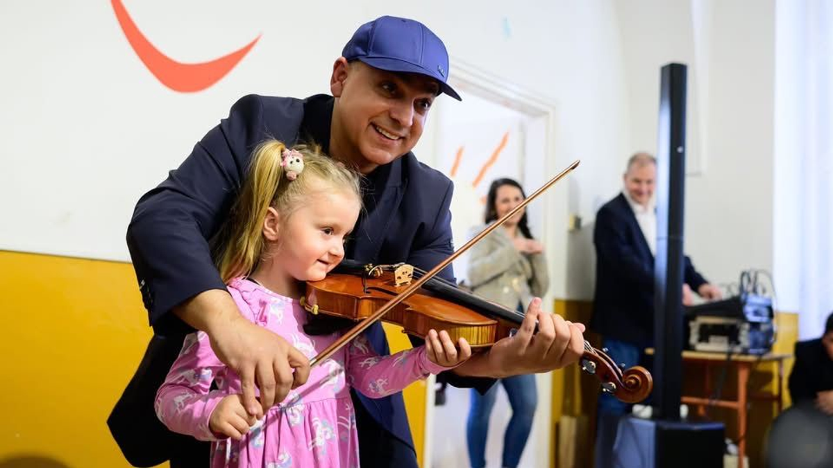 Könnyfakasztó pillanatok: beteg gyerekeknek muzsikált Mága Zoltán
