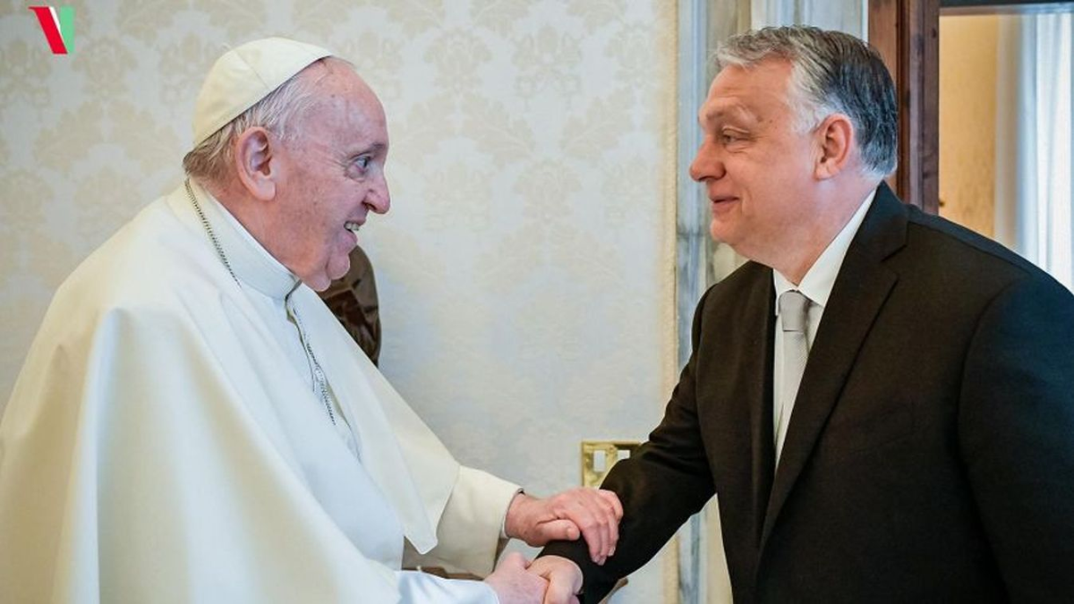 Orbán Viktor is lerótta a kegyeletét Ferenc pápa előtt