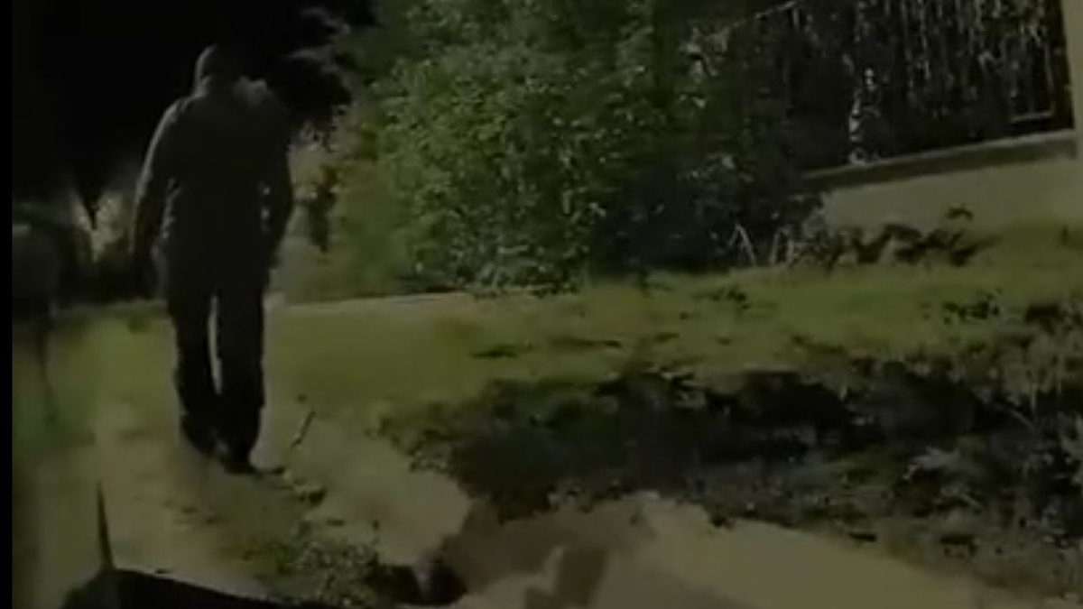 Rettegés a zsákfaluban: videón a csuklyás rabló