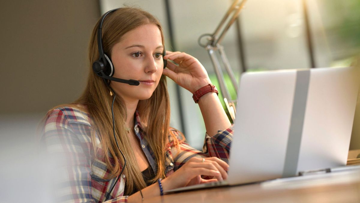 Young,Woman,Studying,From,Home,During,Confinement,Period, diákmunka, diák,