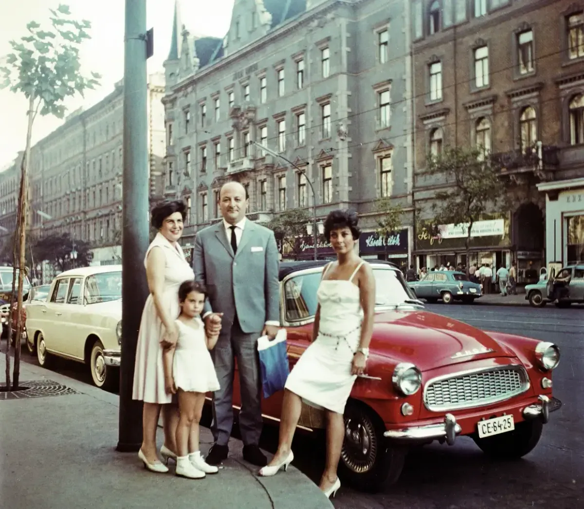 Budapest, Erzsébet (Lenin) körút a Royal szálló előtt a Dob utca felé nézve. Skoda felicia 1961
