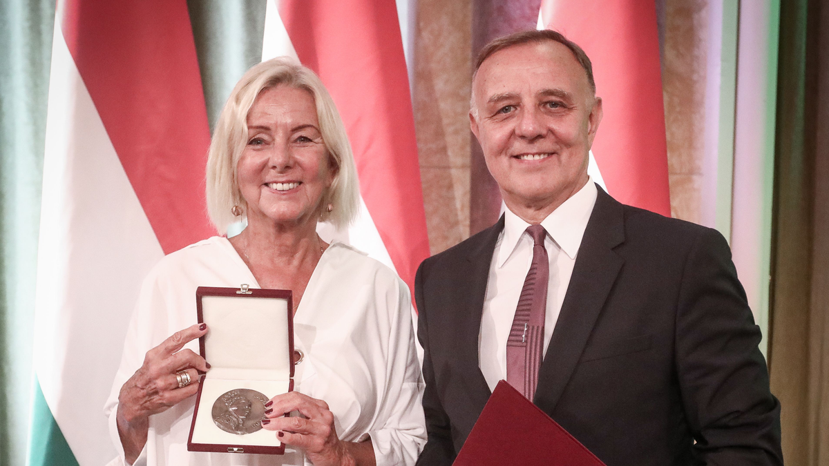 „Szólt hozzánk egy mondatot” – Ferenc pápa váratlanul megjelent egy szentmisén, amelyen Sára Bernadette és Cseke Péter ott volt