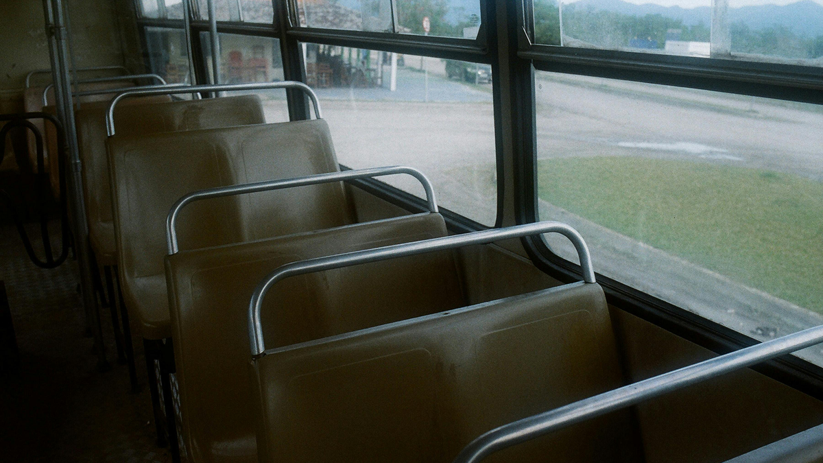 Gyerekekkel teli busz balesetezett a főúton, egy 13 éves fiú meghalt