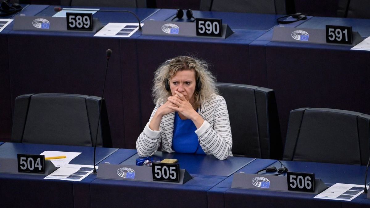 Megkaphatta a selyemzsinórt Kollár Kinga, sorra mondják le a rendezvényeit