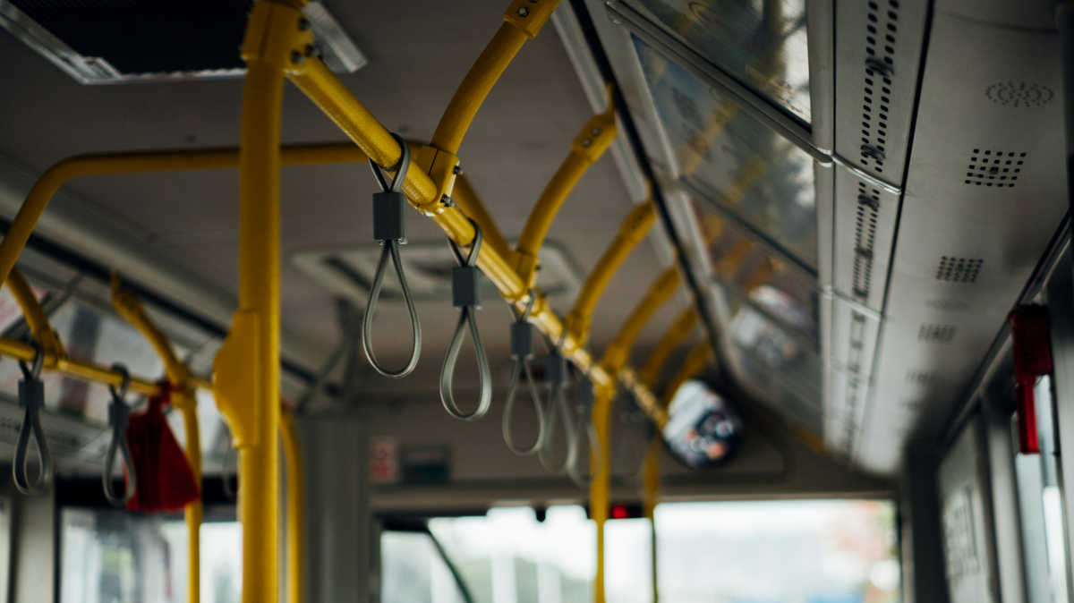 Buszbaleset történt a város szívében: 12 sérült és hatalmas káosz