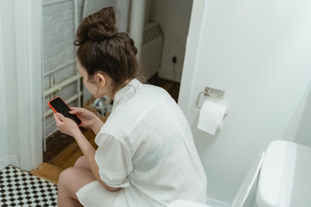 alt=Minden orvos azt javasolja, hogy kerüljük a wc-használat során a telefonnyomkodást