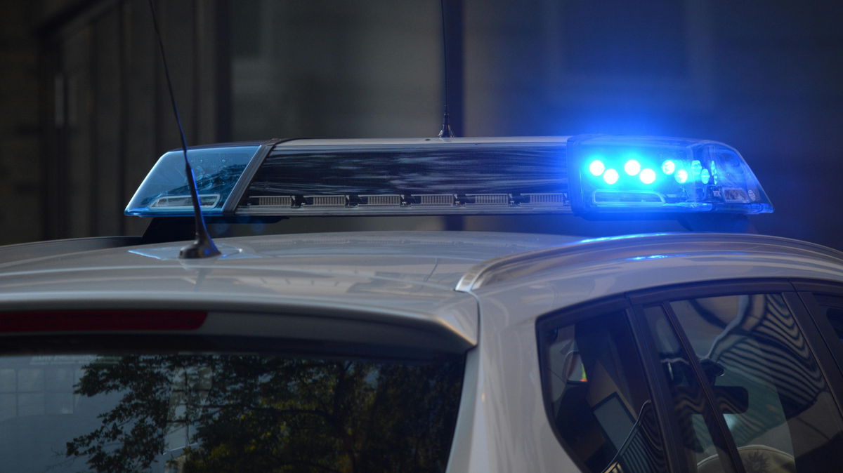 Gumibottal tört be exéhez a volt rendőr, elszabadultak az indulatok