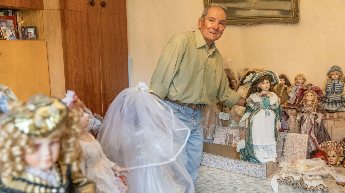 Több száz porcelánbabával él együtt a dunaújvárosi férfi – Galéria!