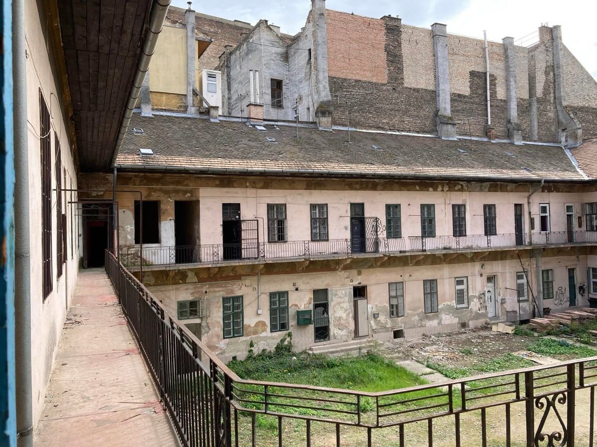 elhagyatott belvárosi társasház