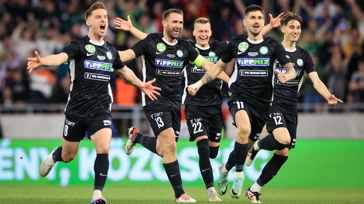 A Paks játékosainak önfeledt öröme a Magyar Kupa győzelem pillanatában.