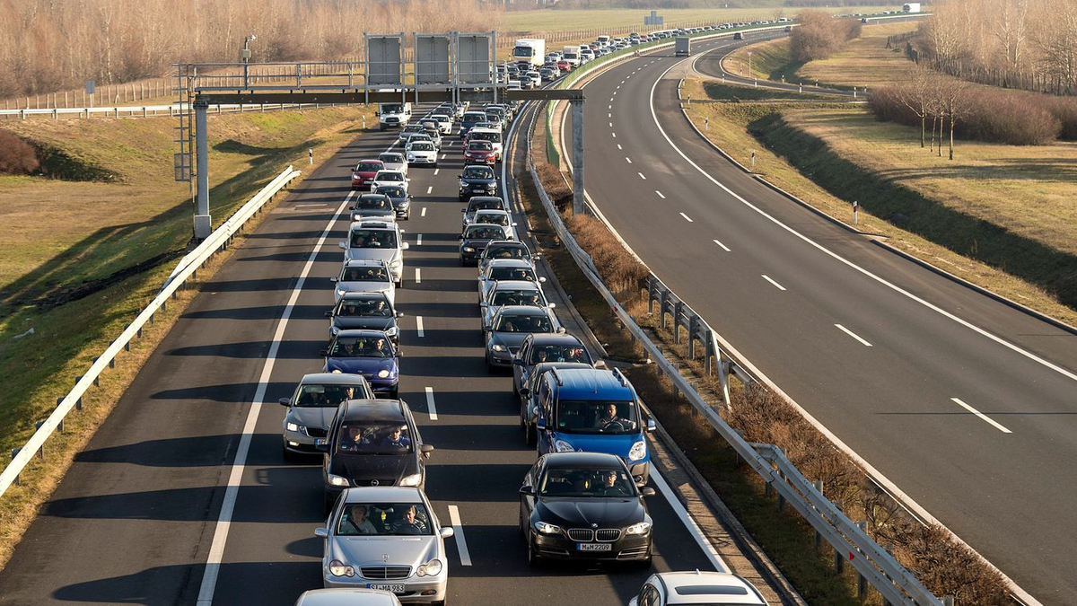 Brutális baleset történt az éjjel, teljesen lezárták az autópályára felvezető utat